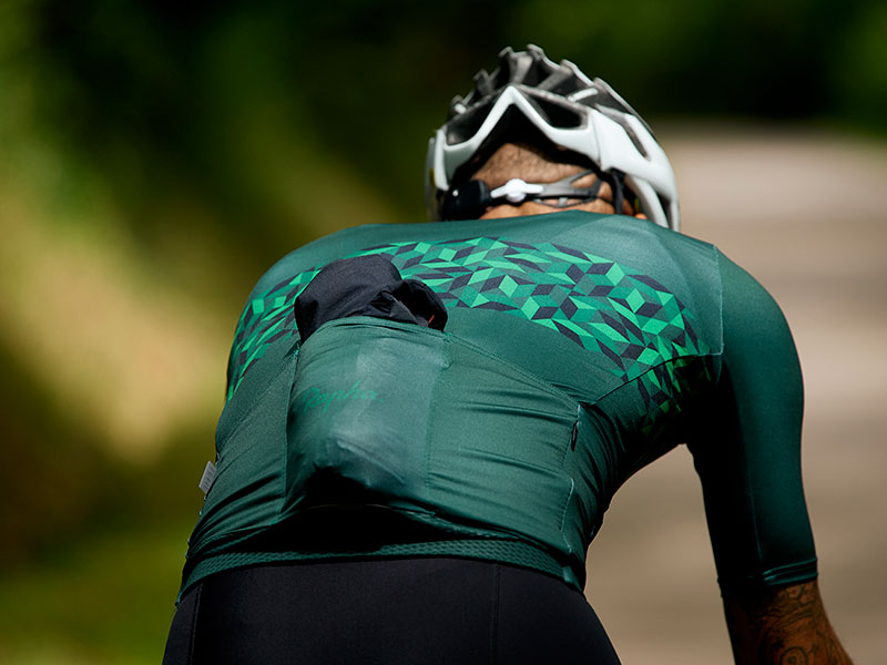 موقع MR PORTER يطلق أوّل مجموعة رياضية حصرية بالتعاون مع علامة RAPHA